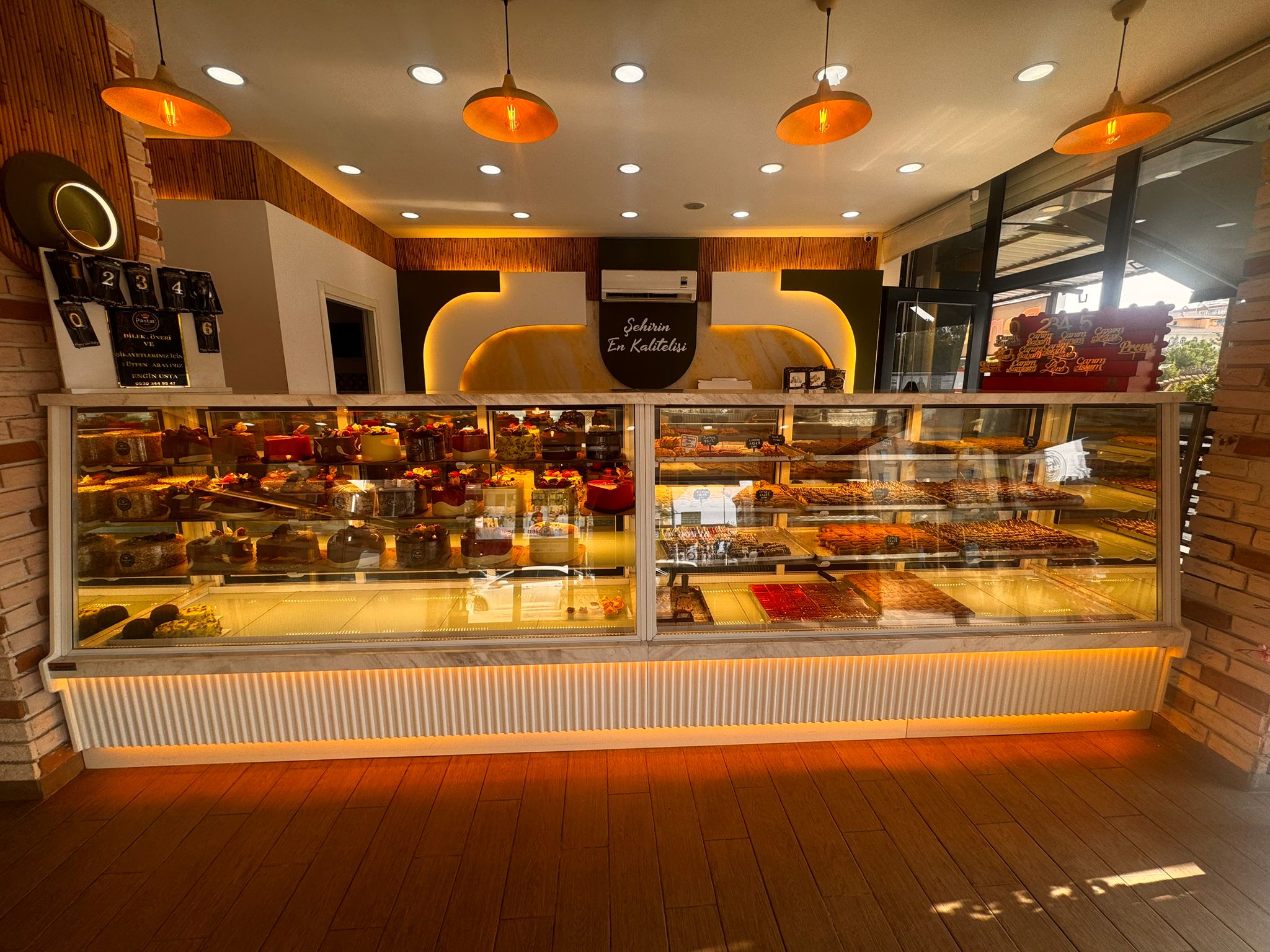 Serinoks pastane ve tatlı teşhir dolapları